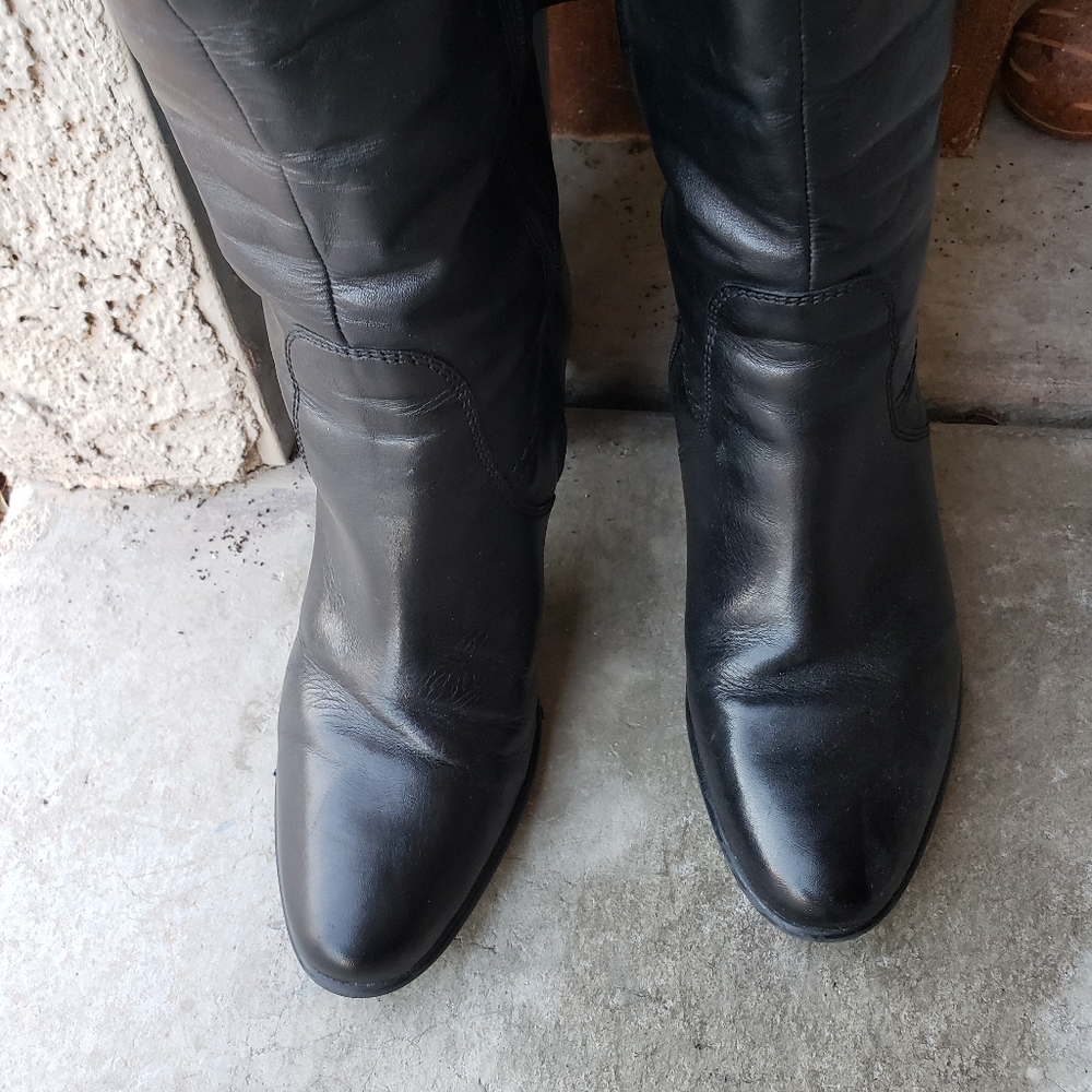 Clarks books size 8. Black color